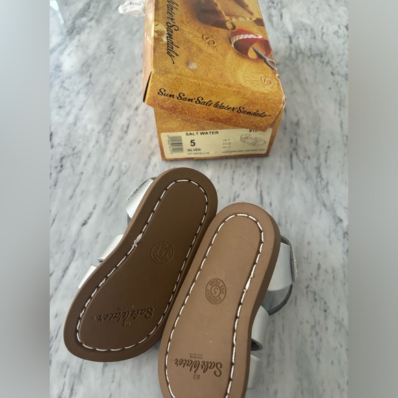 Salt water sandals size 5 - Picture 2 of 2